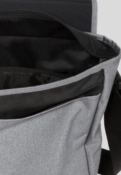 Eastpak Core Colors/Authentic - Sac Bandoulière - Sunday Grey 9 Eastpak Core Colors/Authentic - Sac Bandoulière - Sunday Grey -Eastpak Promos Magasin bb5b6cba39ab4deaa9fe78fd6600ad69