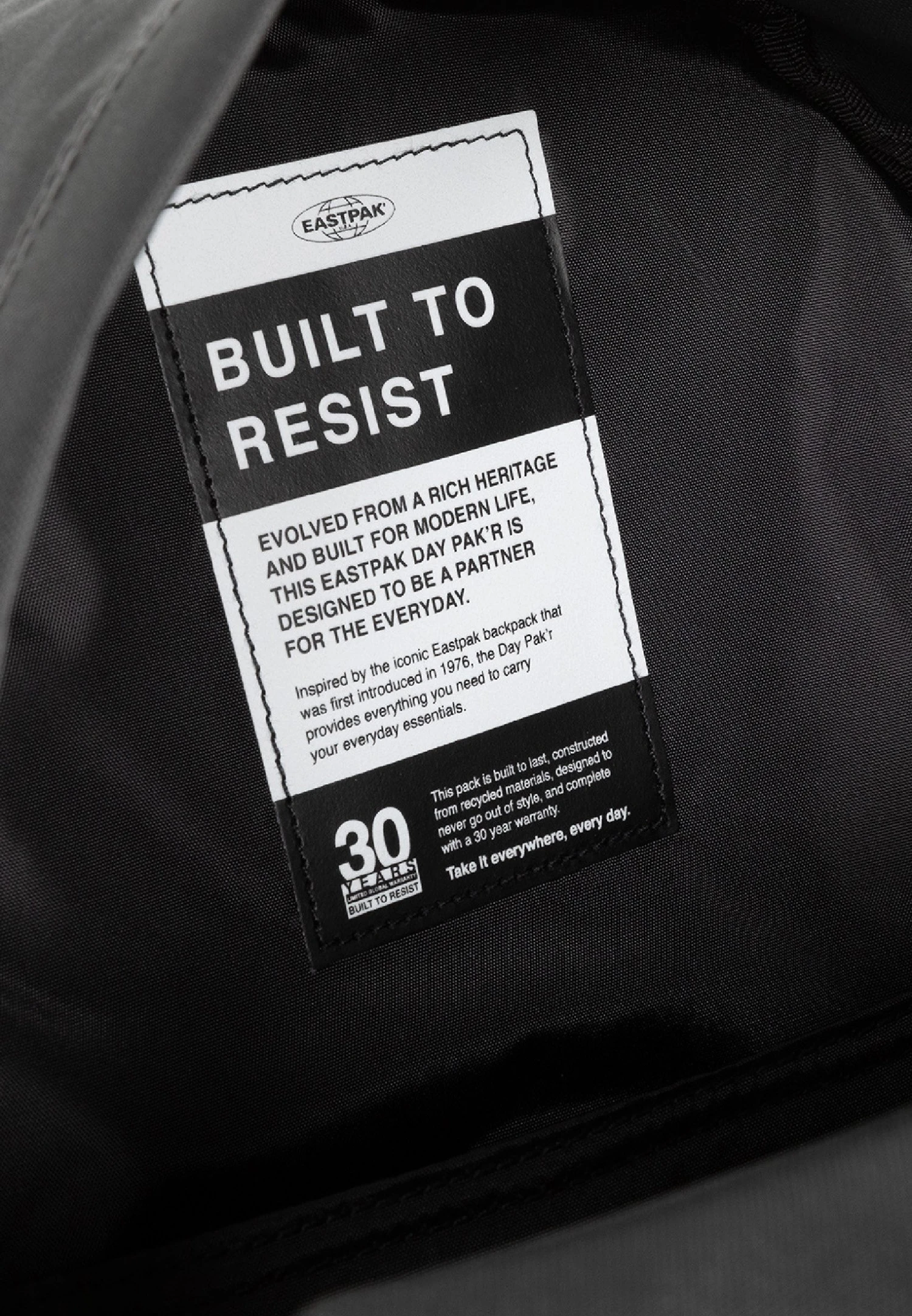 Eastpak Day Pak R - Sac À Dos - Bold Btr Grey 2 Eastpak Day Pak R - Sac À Dos - Bold Btr Grey – Image 2