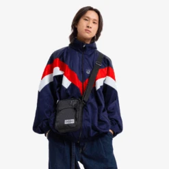 Eastpak Sac Bandoulière The One 2.5 Litres Base EP Black -Eastpak Promos Magasin sac bandouliere the one 25 litres base ep black 4