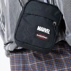 Eastpak Sac Bandoulière The One 2.5 Litres Black Panther Emboss 8 Eastpak Sac Bandoulière The One 2.5 Litres Black Panther Emboss -Eastpak Promos Magasin sac bandouliere the one 25 litres black panther emboss 3