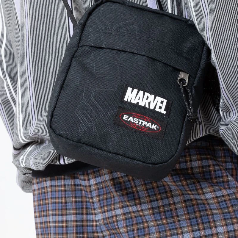 Eastpak Sac Bandoulière The One 2.5 Litres Black Panther Emboss 4 Eastpak Sac Bandoulière The One 2.5 Litres Black Panther Emboss – Image 4