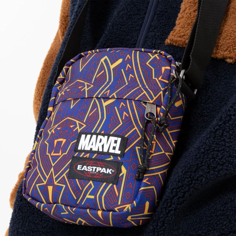 Eastpak Sac Bandoulière The One 2.5 Litres Black Panther Print 4 Eastpak Sac Bandoulière The One 2.5 Litres Black Panther Print – Image 4