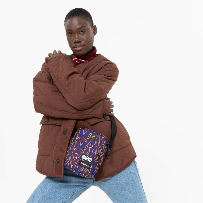 Eastpak Sac Bandoulière The One 2.5 Litres Black Panther Print 6 Eastpak Sac Bandoulière The One 2.5 Litres Black Panther Print – Image 6